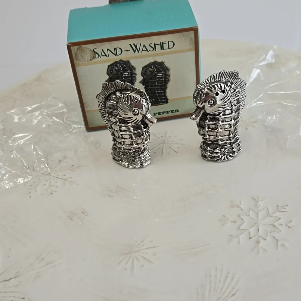 NIB Sand Washed Set Of 2 Metal Seahorse Salt & Pepper Shakers